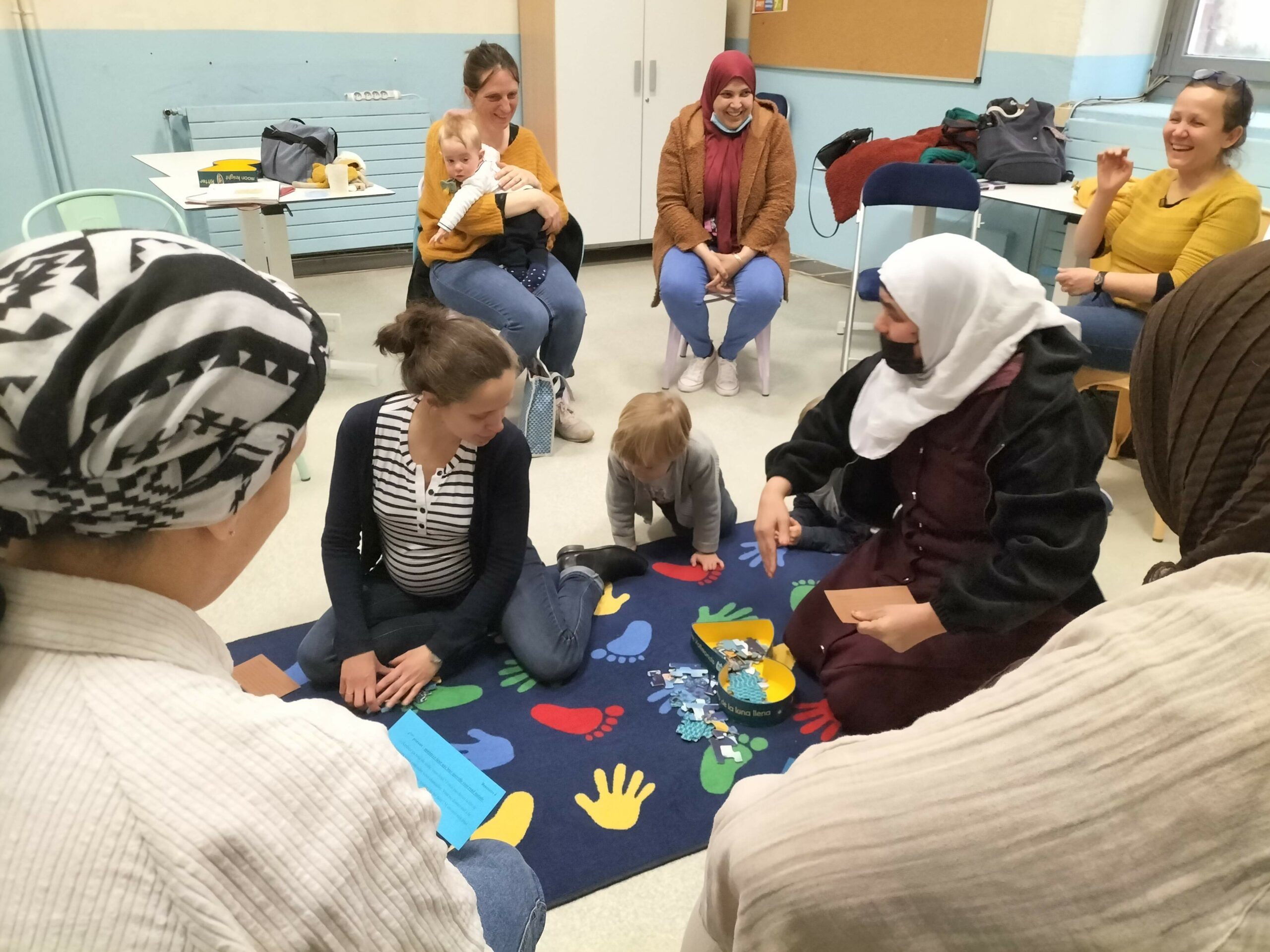 Proposer un groupe de parole à destination des parents, ça sert à quoi ? Être aux côtés des parents, les soutenir dans leurs compétences, lors des difficultés qu'ils rencontrent est d'une grande utilité. Être du coté des parents, c'est soutenir l'avenir de la relation parents-enfants, le developpement de l'enfant ainsi que sa place dans le groupe et la société. Se valoriser entre pairs sur les joies et les peines qui fondent les couleurs de sa parentalité est une chance et un soutien précieux. Se rencontrer entre pairs Partager du semblable et des différences dans la manière d'accompagner les situations du quotidien est un atout pour faire grandir le parent en soi. Vérifier et confronter, ses choix éducatifs est un levier central dans le développement des compétences des parents. L'art d'aider les parents à trouver des solutions part eux-mêmes Transformer ses difficultés et trouver de l'écoute et du réconfort soutient la confiance en soi et sa disponibilité future auprès de ses enfants et ados en rentrant à la maison.