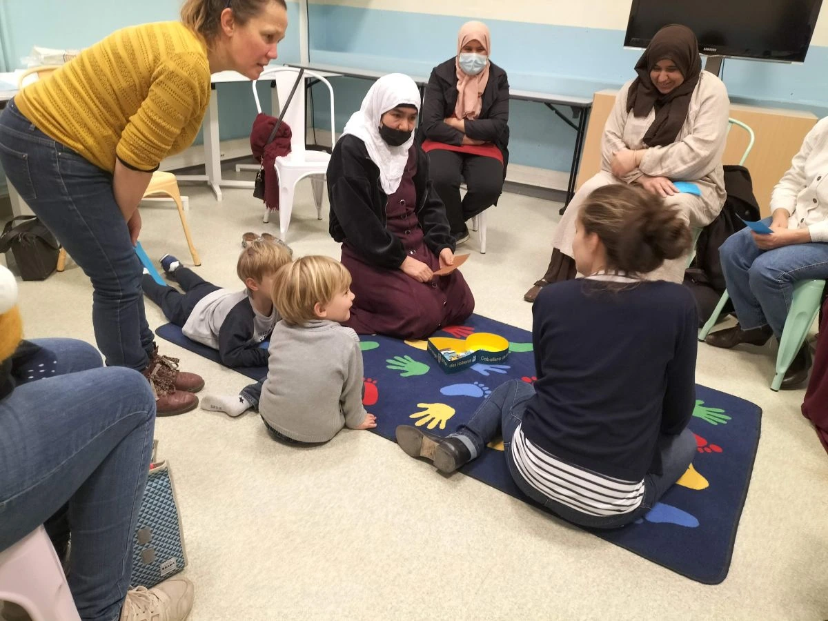 Professionnels du secteur social et parents réunis en groupe de parole lors d'une formation à l'approche systémique.