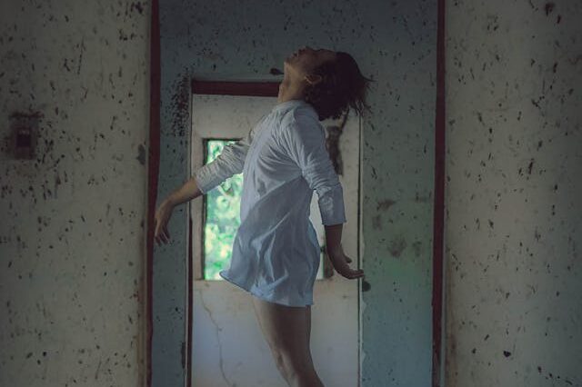 Santé mentale et vulnérabilité en parentalité. Repérer les signes de vulnérabilité psychique chez un parent à partir d’indicateurs comportementaux, émotionnels ou relationnels observés en situation d’entretien ou d’accompagnement. Identifier et décrire les 10 types d’expériences de vie susceptibles de fragiliser la santé mentale des parents, en lien avec des situations concrètes rencontrées sur le terrain. Expliquer les liens entre la santé mentale du parent et le développement émotionnel de l’enfant, à partir d’exemples de situations familiales. Nommer les différents styles d’attachement en parentalité (sécure, insécure, désorganisé…) et analyser leurs impacts possibles sur les relations parents-enfants. Analyser une situation parentale en identifiant les interactions entre vulnérabilité, état psychique et expression émotionnelle du parent accompagné. Mettre en œuvre trois techniques d’entretien (écoute active, reformulation, validation émotionnelle) pour accompagner avec justesse un parent en situation de vulnérabilité psychique, dans un cadre professionnel.